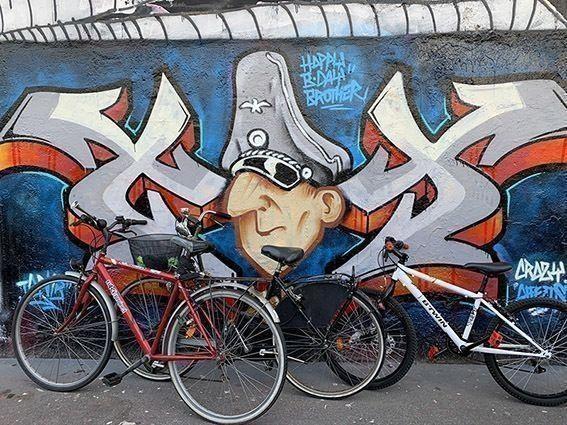 un murales di via Pontano con bici appoggiate