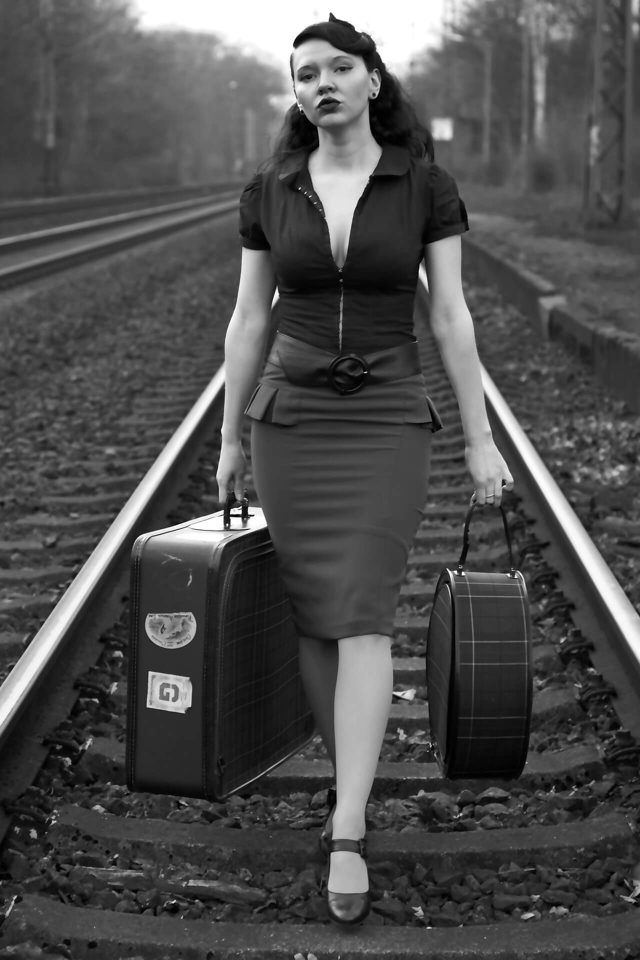 donna con valigie pix