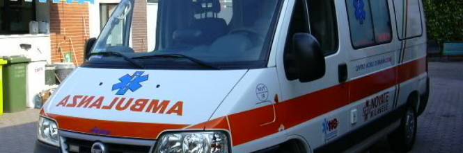 Ambulanza a Milano presa a calci, urla contro il personale sanitario