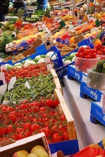 mercato bancarelle frutta e verdura