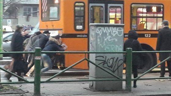A Milano si ferma 91 e i passeggeri la spingono facendola ripartire
