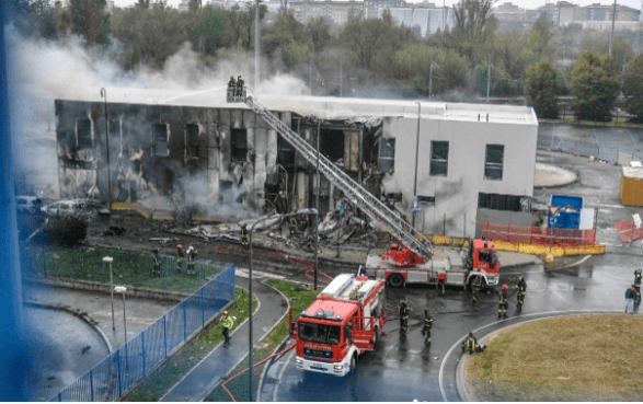 Precipita aereo su edificio a San Donato (Milano): 8 i morti