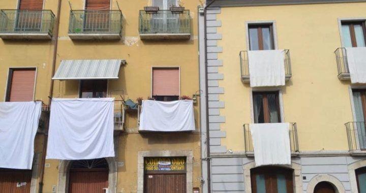 Flash mob: lenzuoli bianchi dai balconi per non dimenticare la strage di Capaci