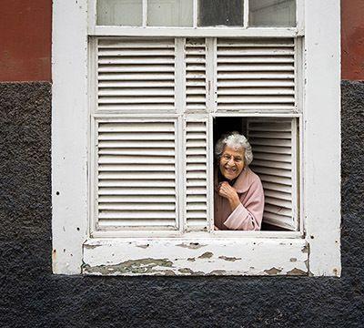 signora anziana alla finestra
