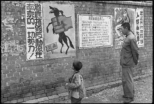 Henri Cartier-Bresson, In un manifesto dipinto a mano, il pugno  comunista sopprime il cane nazionalista, Fondazione Henri Cartier-Bresson