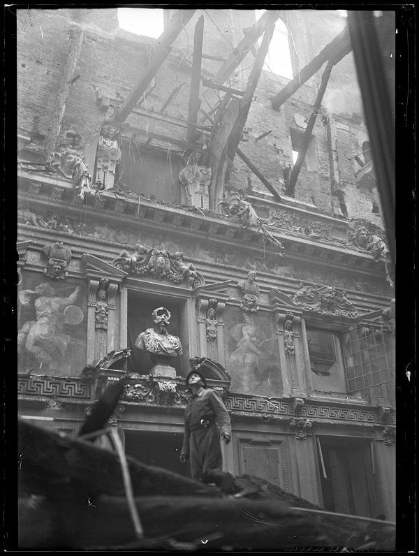 Palazzo Marino, un vigile del fuoco osserva i gravissimi danni al salone dell'Alessi, causati dall'incendio scatenatosi con i bombardamenti, agosto 1943, Archivio Publifoto