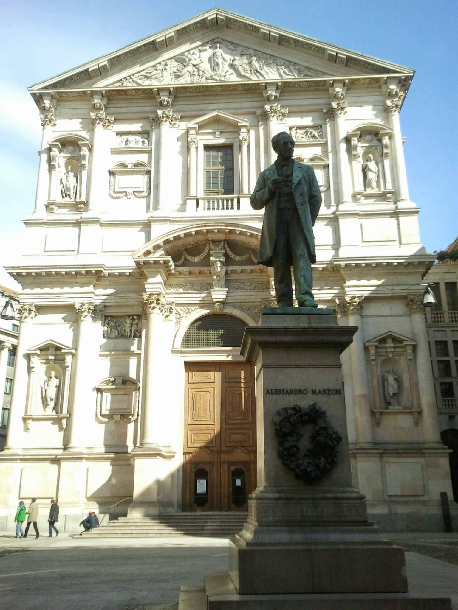 statua di Alessandro Manzoni