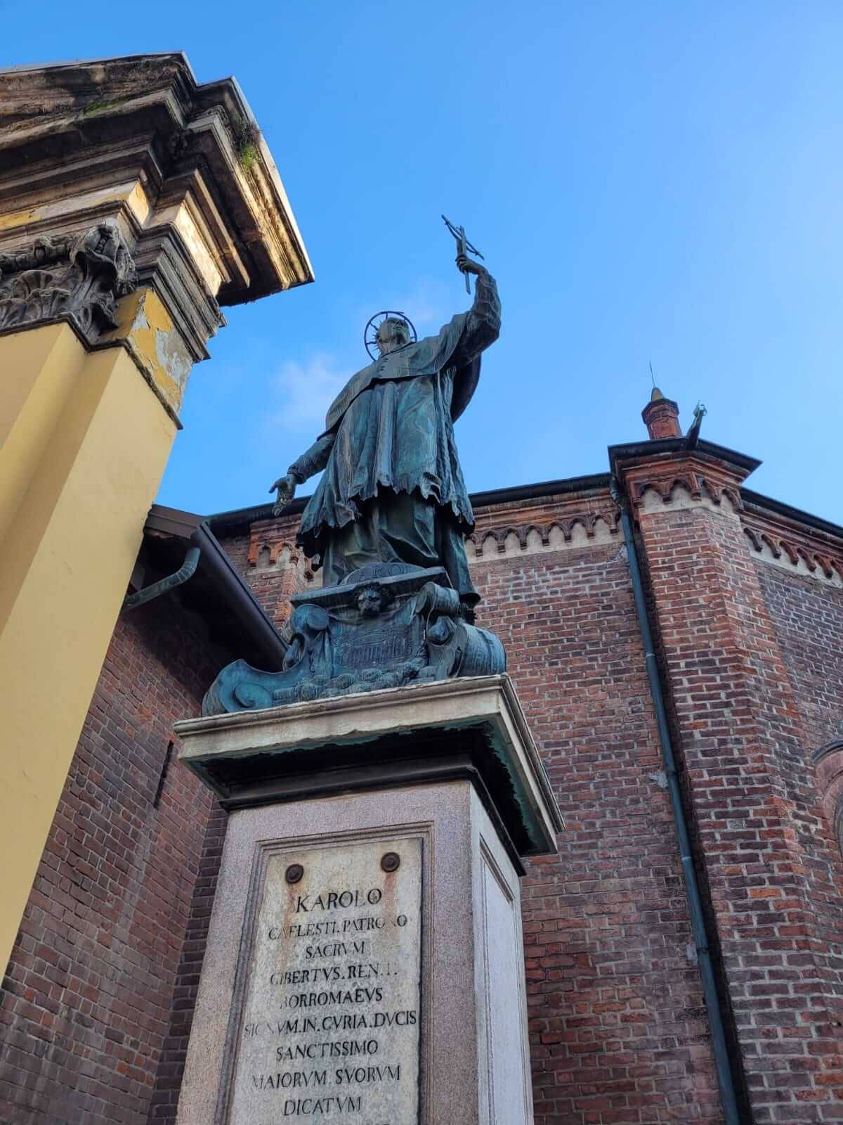 statua di San Carlo Borromeo a Milano